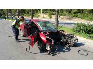 Palmiyeye Çarpıp Motoru Gövdesinden Ayrılan Otomobilden Hafif Yaralı Çıktı