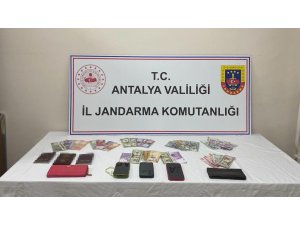 Dolar Ve Gümüş Kolye Hırsızları Jandarmadan Kaçamadı