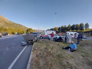 Burdur’da 2 Otomobil Çarpıştı, 2 Kişi Yaralandı