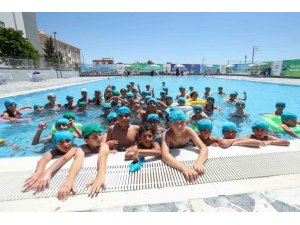 Seyhan’da Çocuklar Hem Yüzüyor Hem Eğleniyor