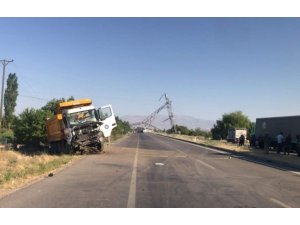 Kaza Sonrası Yola Devrilen Yüksek Gerilim Hattı Direği Trafiği Kilitledi