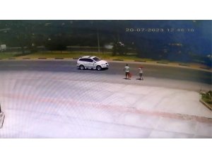 Yanan Otomobili Görüp Harekete Geçtiler, Omuzlarında Yangın Tüpleriyle Araçların Yol Vermesini Beklediler