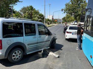 Hafif Ticari Araç İle Otomobil Çarpıştı: 1 Yaralı