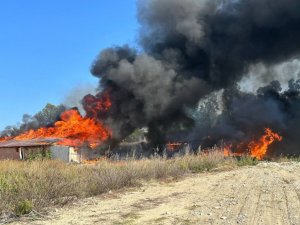 Depo Alev Topuna Döndü, Çıkan Dumanlar Gökyüzünü Kapladı