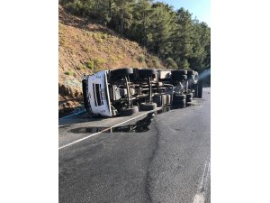 Gazipaşa’da Cam Yüklü Kamyon Devrildi: 1 Yaralı