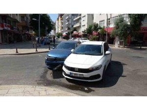 Antalya’da İki Otomobil Çarpıştı, 1 Kişi Yaralandı