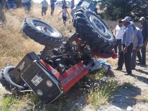 Burdur’da Devrilen Traktörün Altında Kalan Sürücü Hayatını Kaybetti