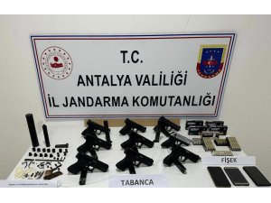 Kargoyla Silah Ticareti Yapan Baba Ve Oğluna Jandarma Operasyonu