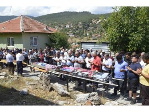 Kazada Hayatını Kaybeden Anne Ve Çocukları Gözyaşları Arasında Toprağa Verildi