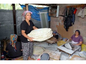 Antalyalı Ev Hanımları, İmece Usulü Yufka Ekmek Geleneğini Yaşatıyor