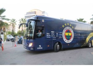 Fenerbahçe, Alanya’da Meşale Ve Çiçeklerle Karşılandı