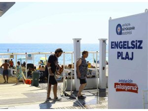 Konyaaltı Sahilindeki Engelsiz Plaj, Turistlerin De Gözdesi