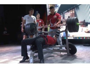 80 Yaşındaki İ̇ngiliz Eski Asker 150 Kilo Kaldırarak Şov Yaptı