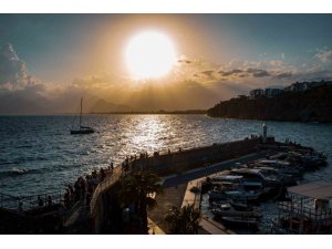 Günün Her Saati Farklı Manzara Sunuyor, Turistleri Kendine Hayran Bırakıyor