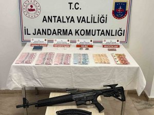 Yakalanacaklarını Anlayınca Uyuşturucuyu Klozete Attılar