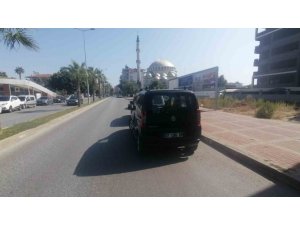 Manavgat’ta Hafif Ticari Araçla Motosiklet Çarpıştı: 1 Yaralı