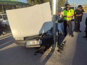 Burdur’da Kontrolden Çıkan Otomobil Aydınlatma Direğine Çarptı: 1 Yaralı