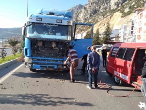 Lastiği Patlayan Tır Karşı Şeride Geçti