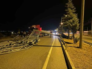 Burdur’da Dorsesi Açık Unutulan Kamyon Trafik Levhasını Devirdi, Yol Trafiğe Kapandı