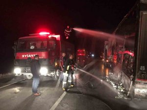 Burdur’da Seyir Halindeki Tırın Dorsesi Yandı