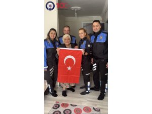 Doğum Gününde 112’yi Arayıp Türk Bayrağı İsteyen Nazan Teyzeye Polisten Pastalı Sürpriz