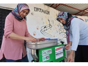 Büyükşehir’den Kumlucalı Kadınlara Domates Sıkma Makinesi