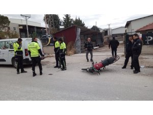 Burdur’da Motosikleti İle Yol Kenarındaki Kamyonete Çarpan Sürücü Yaralandı