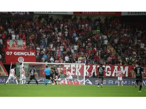 Trendyol Süper Lig: Antalyaspor: 0 - Beşiktaş: 0 (Maç Devam Ediyor)