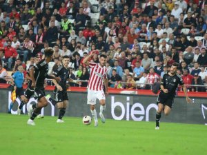 Trendyol Süper Lig: Antalyaspor: 0 - Beşiktaş: 1 (İ̇lk Yarı)