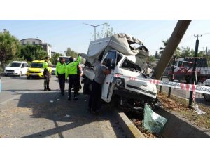 Ceviz Yüklü Kamyonet Beton Bloğa Çarptı, Araçta Sıkışan Genç Sürücü Acı İçerisinde Kıvrandı