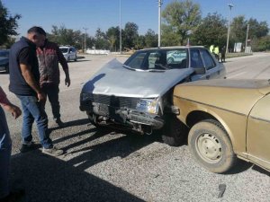 Isparta’da Otomobiller Çarpıştı: 2 Yaralı