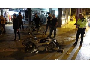 Motosiklet Ticari Araç Ve Otomobilin Karıştığı Zincirleme Kazada Motosiklet Sürücüsü Yaralandı