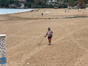 Turistlerin Çekildiği Plaj Define Avcılarına Kaldı: "Ne Bulursak Kar"