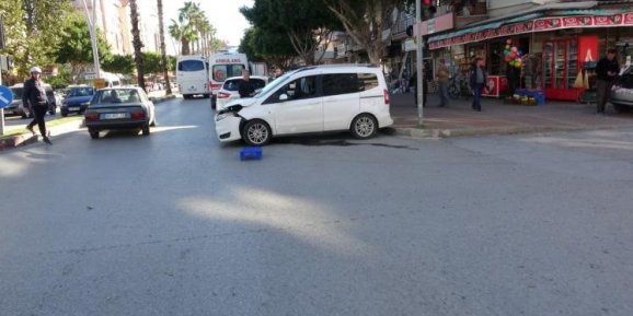 Hafif Ticari Araç İle Otomobil Çarpıştı: 2 Yaralı