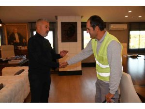 Yolda Bulduğu Parayı Sahibine Teslim Eden Belediye Çalışanı Ödüllendirildi