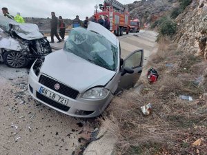 Isparta’da Otomobiller Çarpıştı: 1 Kişi Öldü, 1’i Doktor 3 Sağlıkçı Yaralandı