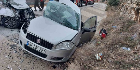 Isparta’da Otomobiller Çarpıştı: 1 Kişi Öldü, 1’i Doktor 3 Sağlıkçı Yaralandı