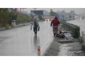 Bariyerlere Çarparak Hurdaya Dönen Araçtan Burnu Bile Kanamadan Çıktı