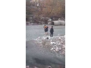 Sağanak Yağışta Köprü Yıkıldı, Öğrenciler Sırtta Taşındı