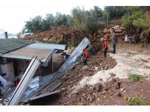 Antalya’da İstinat Duvarı Çöktü, İki Ev Zarar Gördü