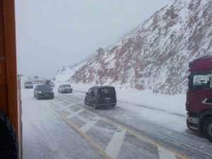 Antalya-konya Karayolunda Kar Kalınlığı 25 Santime Ulaştı