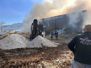 Burdur’da Elektrik Kaçağından Çıkan Yangında 15 Ton Saman Balyası Kül Oldu