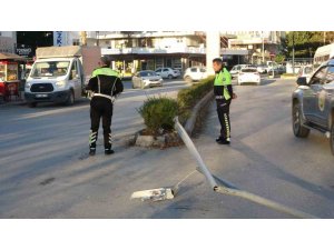 Sürücü Hapşırınca Kontrolden Çıkan Midibüs Elektrik Direğine Çarptı