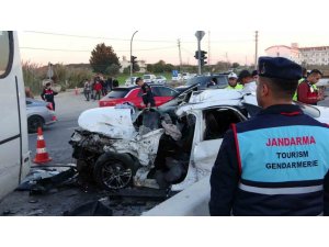 Antalya’da Otel Servisi İle Otomobil Çarpıştı: 2 Ölü, 14 Yaralı