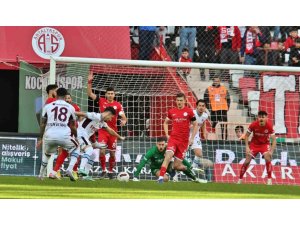 Trendyol Süper Lig: Antalyaspor: 0 - Trabzonspor: 1 (İ̇lk Yarı)