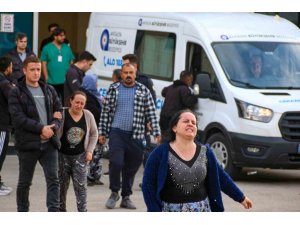 17 Bıçak Darbesi İle Öldürülen 3 Çocuk Annesi Kadının Cenazesi Gözyaşları Arasında Alındı