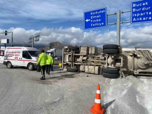 Burdur’da kontrolden çıkan tır devrildi: 1 yaralı