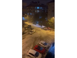 Antalya’da yağan dolu ile sokaklar beyaza büründü