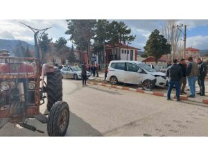 Burdur’da traktör ile hafif ticari araç çarpıştı: 1 yaralı