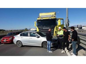 Tır çarptığı otomobili önünde sürükledi, şans eseri kimse yaralanmadı